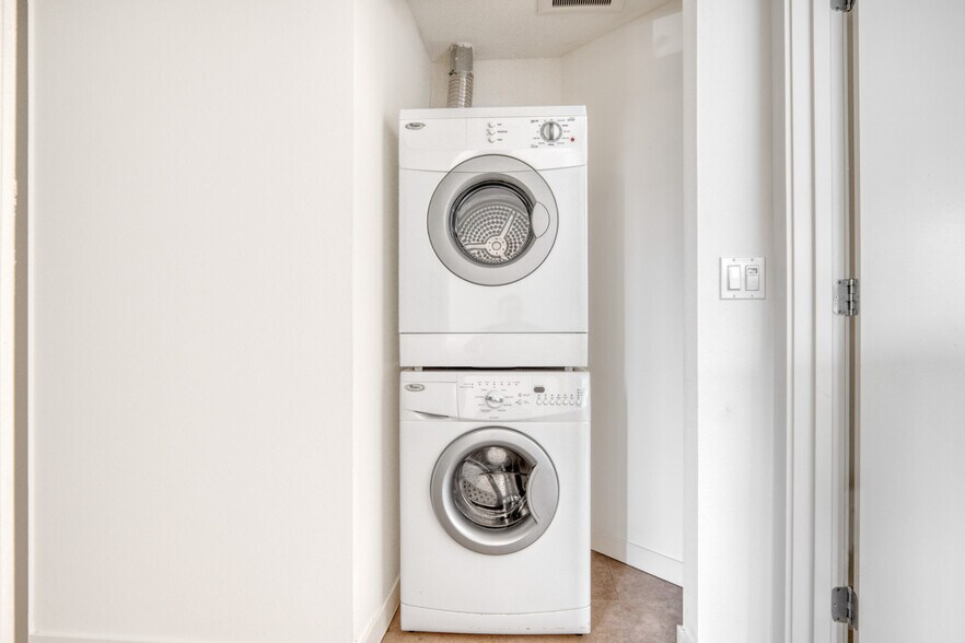 Building Photo - 330 3rd Ave W