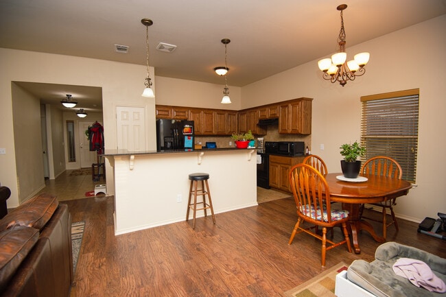 Building Photo - 912 S Linford Dr