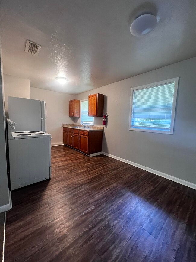 Building Photo - 3515 Falcon Dr