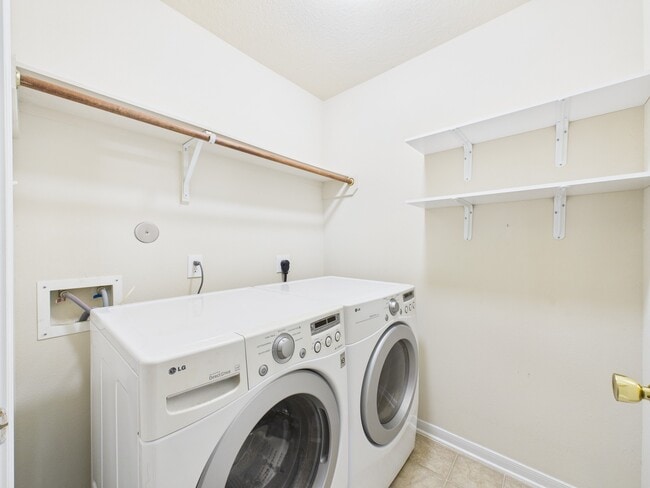 Building Photo - 5039 Ivy Fair Way