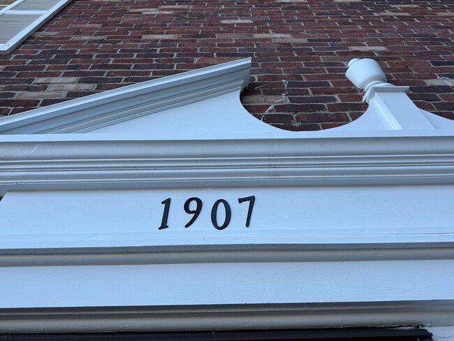 Building Photo - 1907 Windsor Dr