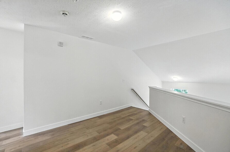 Building Photo - 2380 Oaktree Pl