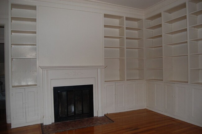 Building Photo - AVAILABLE AUGUST 1, 2026 - Charming 1st. F...
