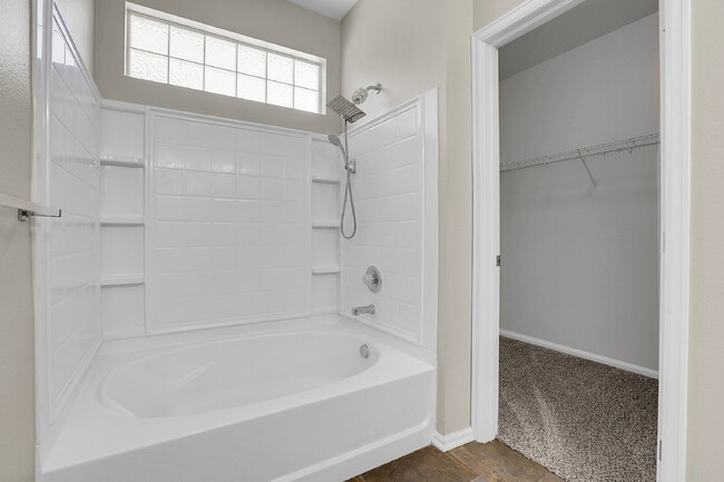Building Photo - $2,295.00, 2 bedroom plus office, 2 bathro...