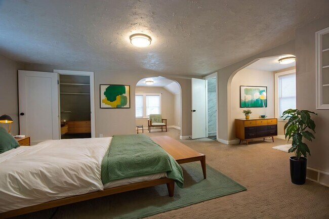 Building Photo - 3 Bedroom / 2 Bath Home with Garage off 45th and Leavenworth!