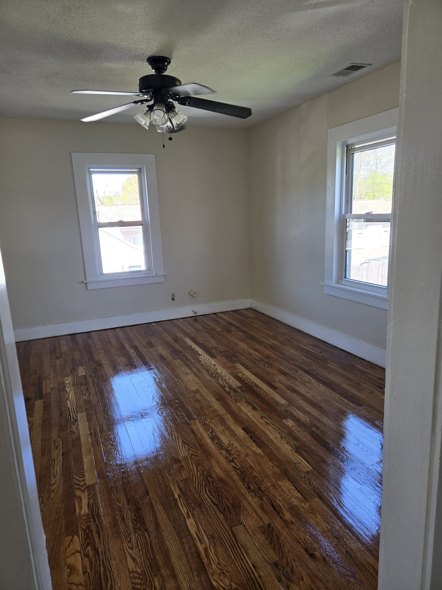 LR - 119 Main St
