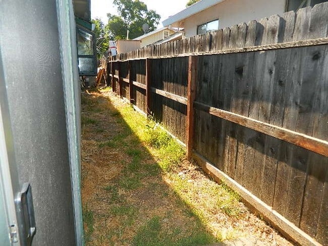 Building Photo - 3 Bedroom 2 Bath home close to schools, sh...