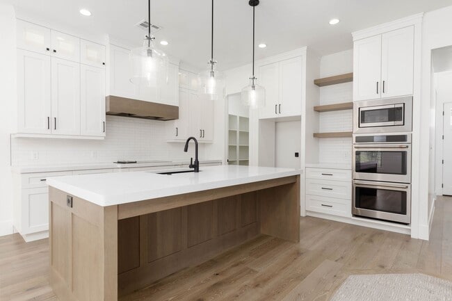 Building Photo - Beautiful 5 bed | 4 Bath | 3 Car Garage