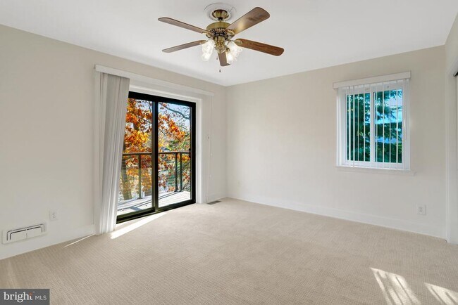 Building Photo - 6120 Beachway Dr