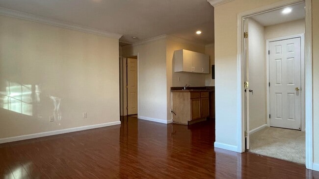 Building Photo - 960 Branham Ln