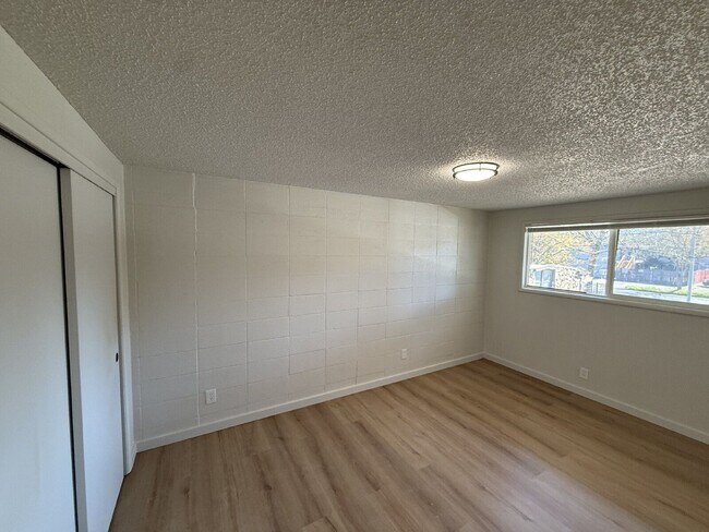 Building Photo - 1005 W 7th Ave