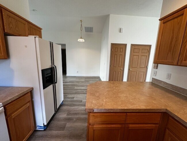 Building Photo - Clean 3 Bedroom 2 Bath Home In North Alban...