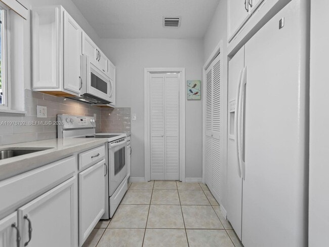 Building Photo - 6 SE Marlin Ave