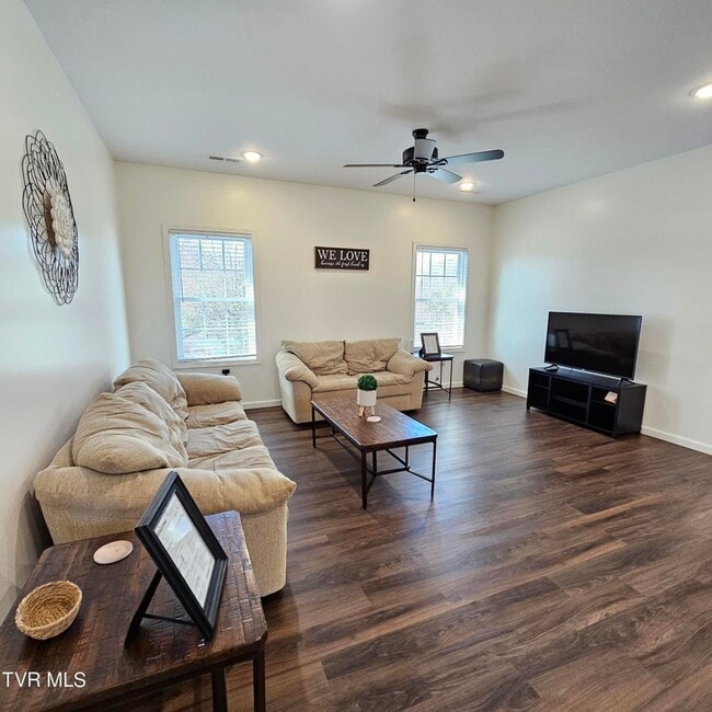 Building Photo - Modern 2-bedroom, 2 bathroom apartment convienent location