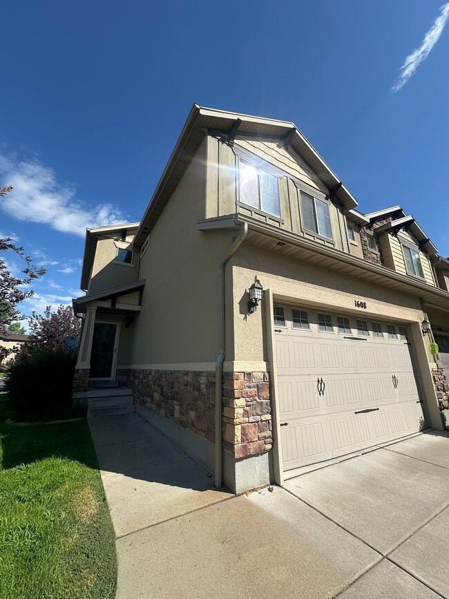 Primary Photo - 3 Weeks Rent FREE! Modern 3 Bed 2.5 Bath T...