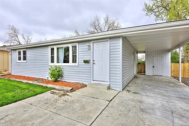 Building Photo - Charming 3-Bedroom Oasis with Expansive Yard and Driveway!