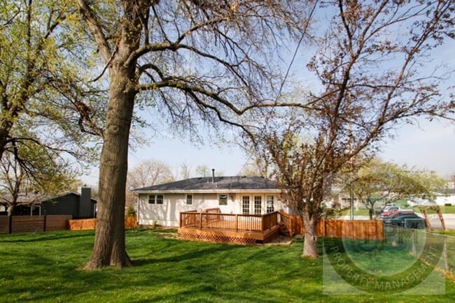 Building Photo - Discover this 3- Bd, 2.5-Ba Omaha, NE,