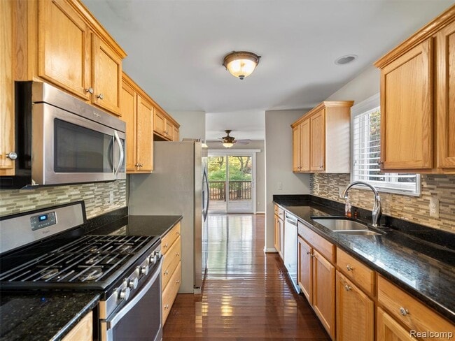 Building Photo - 987 Fairledge St