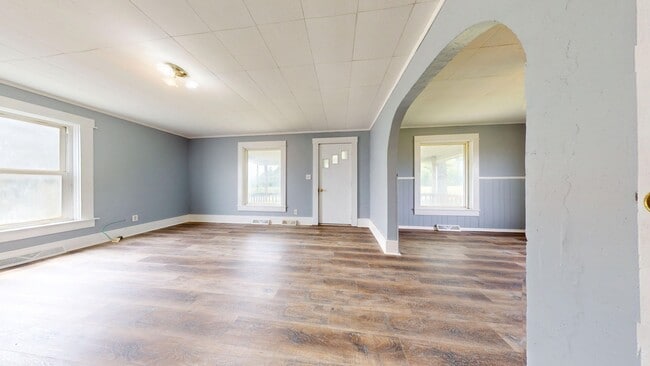 Building Photo - Large farmhouse with garage in Mapleton Schools