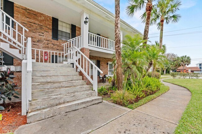 Building Photo - 22 Comares Ave