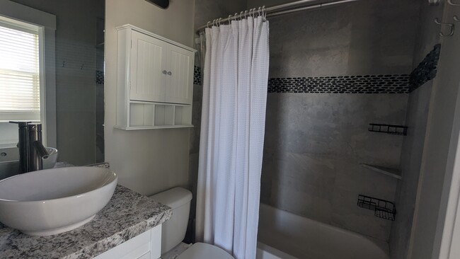 Suite bathroom - 315 E Oak Hollow Dr