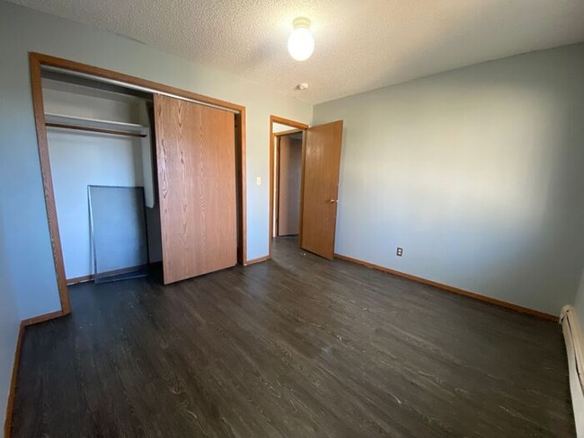 Building Photo - $1,000 | 2 Bedroom, 1 Bathroom Apartment |...