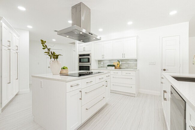 Building Photo - Newly Renovated 3 Bedroom Pool Home in Des...