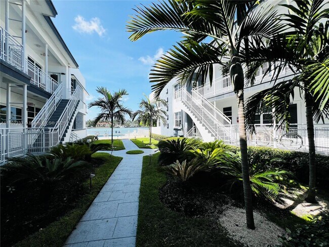 Building Photo - 960 Bay Dr