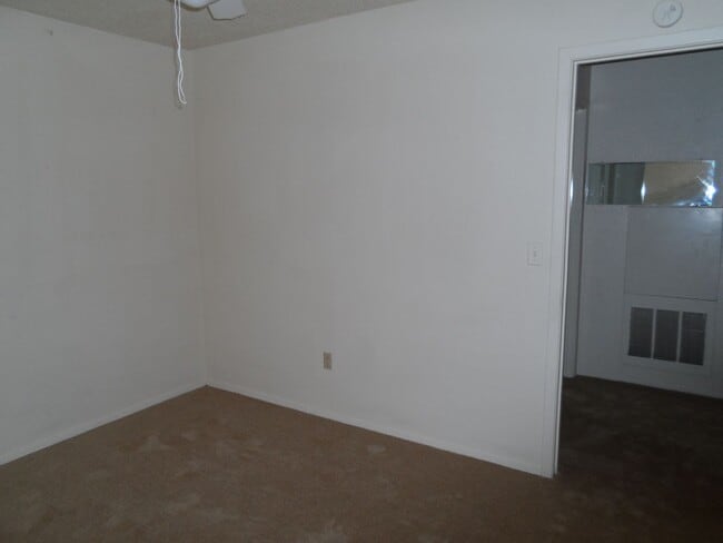 Building Photo - College Station -2 bedroom /1.5 bath Townhome-Style Fourplex on TAMU Shuttle Route!