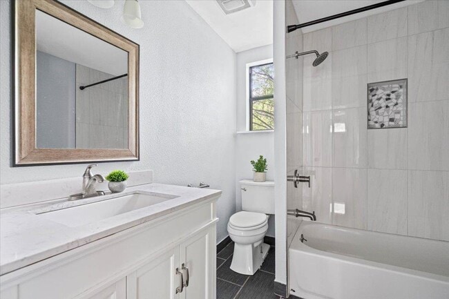 Building Photo - 10302 Aspen St