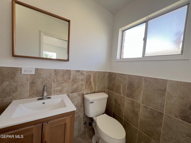 Building Photo - 10009 Jamaica St