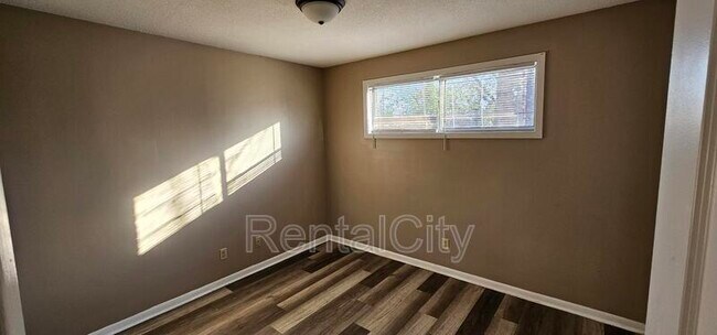 Building Photo - 605 Lake Rd