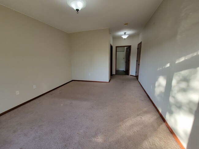 Building Photo - Spacious 2 Br/2Ba Condo w/1500 sq ft in Heart of St Louis Park! 2 Heated parking spots included!