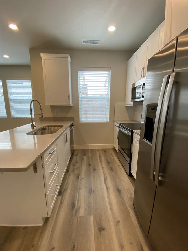 Building Photo - Mustang Townhome!!