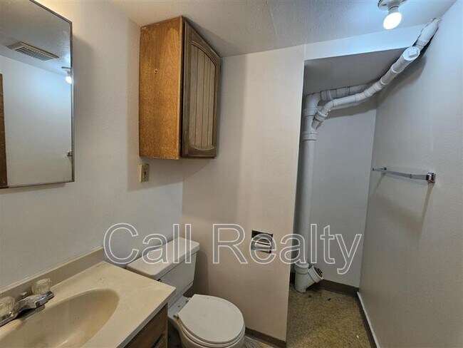 Building Photo - 2338 W Walton Ave