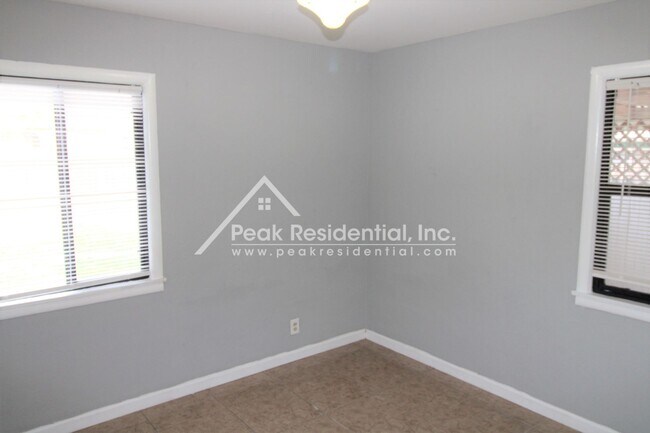 Building Photo - Fruitridge Manor 3bd/1ba House with Garage