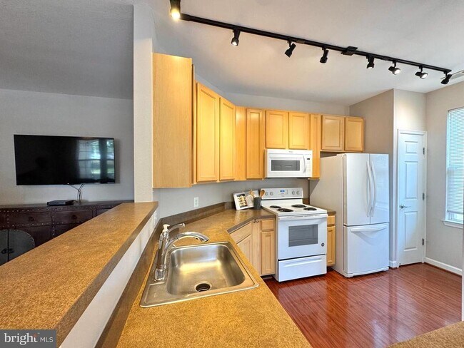 Building Photo - 42435 Hollyhock Terrace