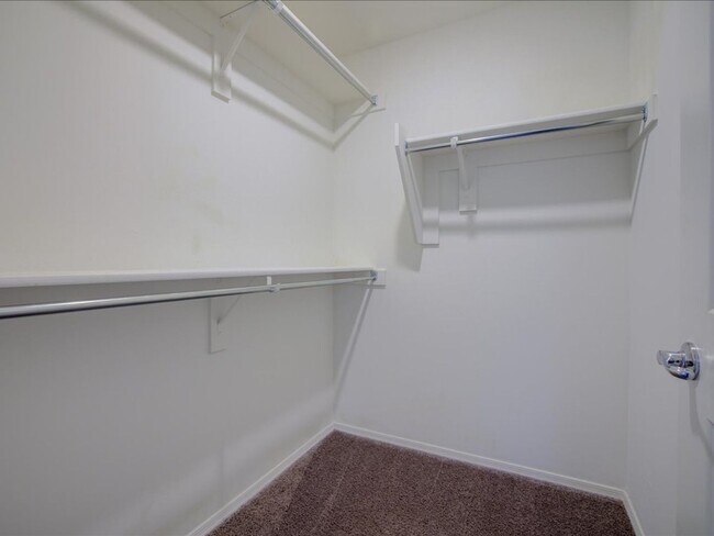 Building Photo - 3 Bedroom 2 Bathroom + Flex Room