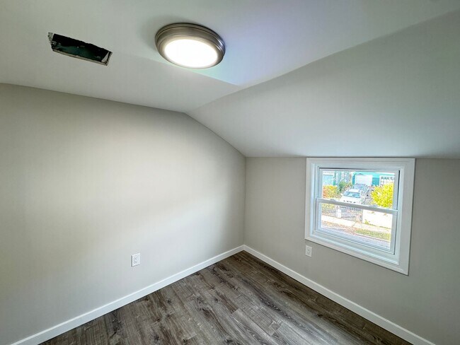 Building Photo - BRAND NEW RENOVATION! Modern 3BR Single Fa...