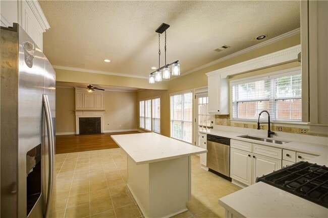 Building Photo - 1060 Lyndhurst Way