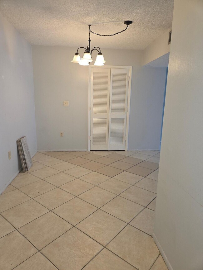 Building Photo - 4158 Inverrary Dr