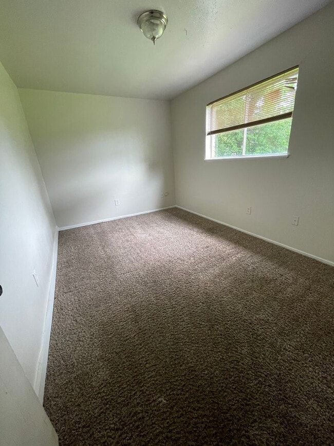 Building Photo - Large 4 Bed Home in West Shreveport