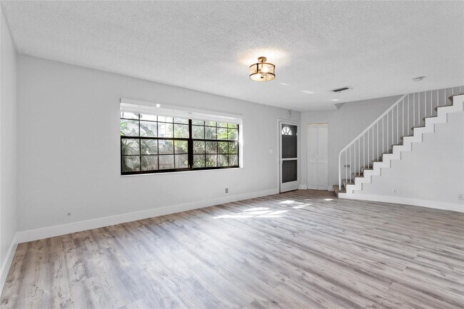 Building Photo - 608 NE 29th Dr