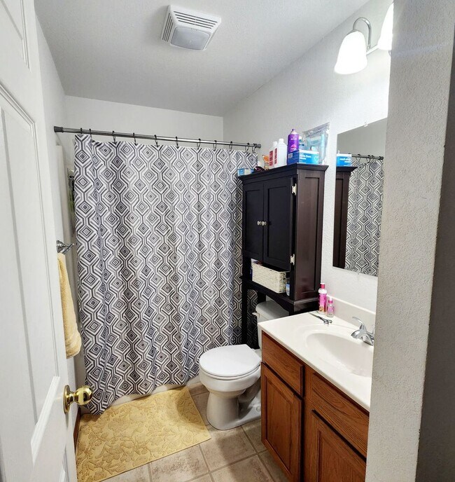 Building Photo - 3bed, 2.5bath Townhouse Near Medical Cente...