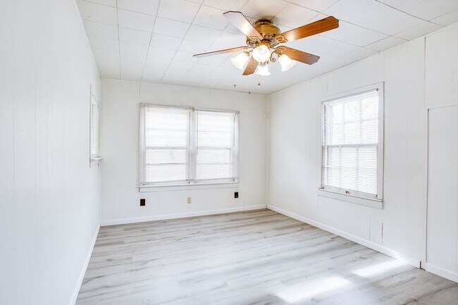 Building Photo - Updated 3 bedroom, 1.5 bath!