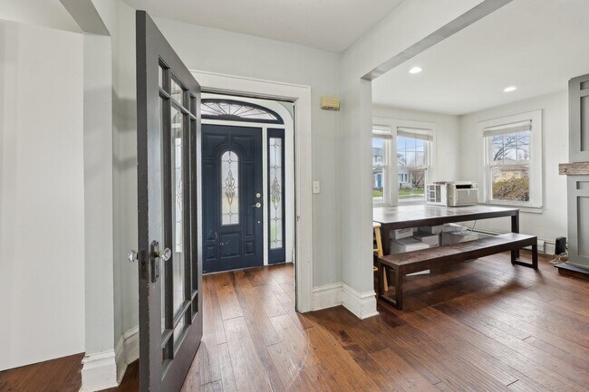 Building Photo - 48 Marinus St