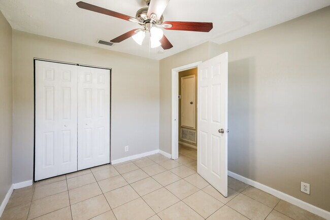 Building Photo - 841 NE 51st Ct