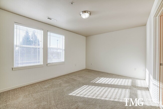 Building Photo - Low Maintenance, High Enjoyment in Salmon Creek!