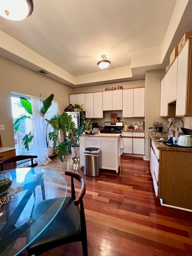 Building Photo - 2303 W North Ave