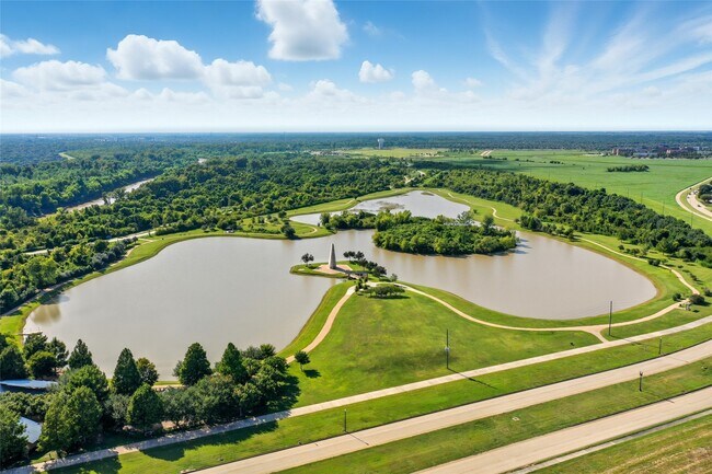 Building Photo - 5934 Stratford Gardens Dr